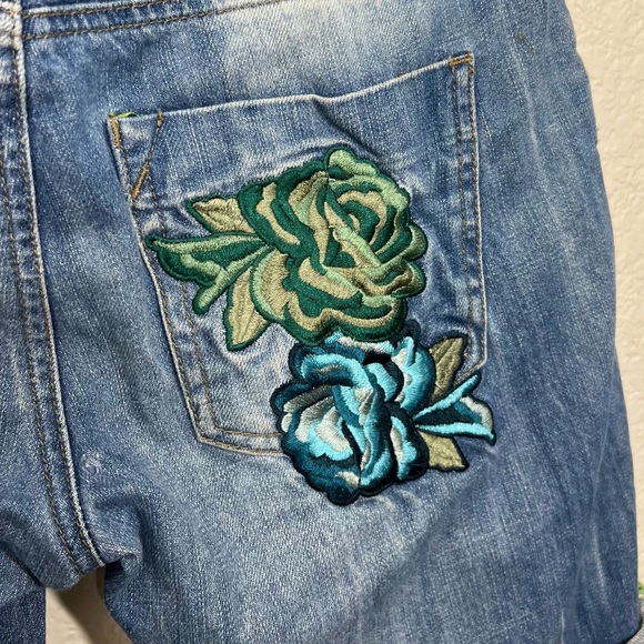 Desigual Jean Shorts Low Rise Rolled Cuff Embroidered Flower Patch Size 26 - Picture 9 of 12